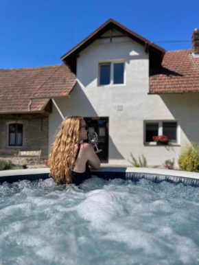 Útulné spaní ve venkovské chaloupce s vířivkou